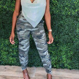 EXPRESS stretch camo cropped straight high rise jeans - size 0